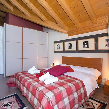 Sleeps 2 Pool Air Con